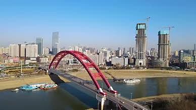 4K武汉晴川桥航拍城市美景视频视频的预览图